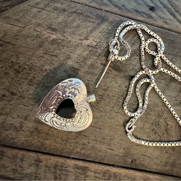 Vintage Silver tone Heart Bottle necklace - Picture 5 of 6